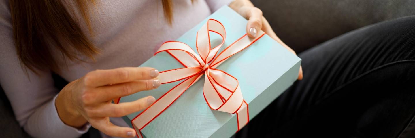 https://kariera.kaufland.bg/images/variations/hero/3/5/9/6/56953-1-de_DE/d467b58b7f6d-AGA_Benefit_Geschenke_neu.jpg?lidlhosts=kariera.kaufland.bg